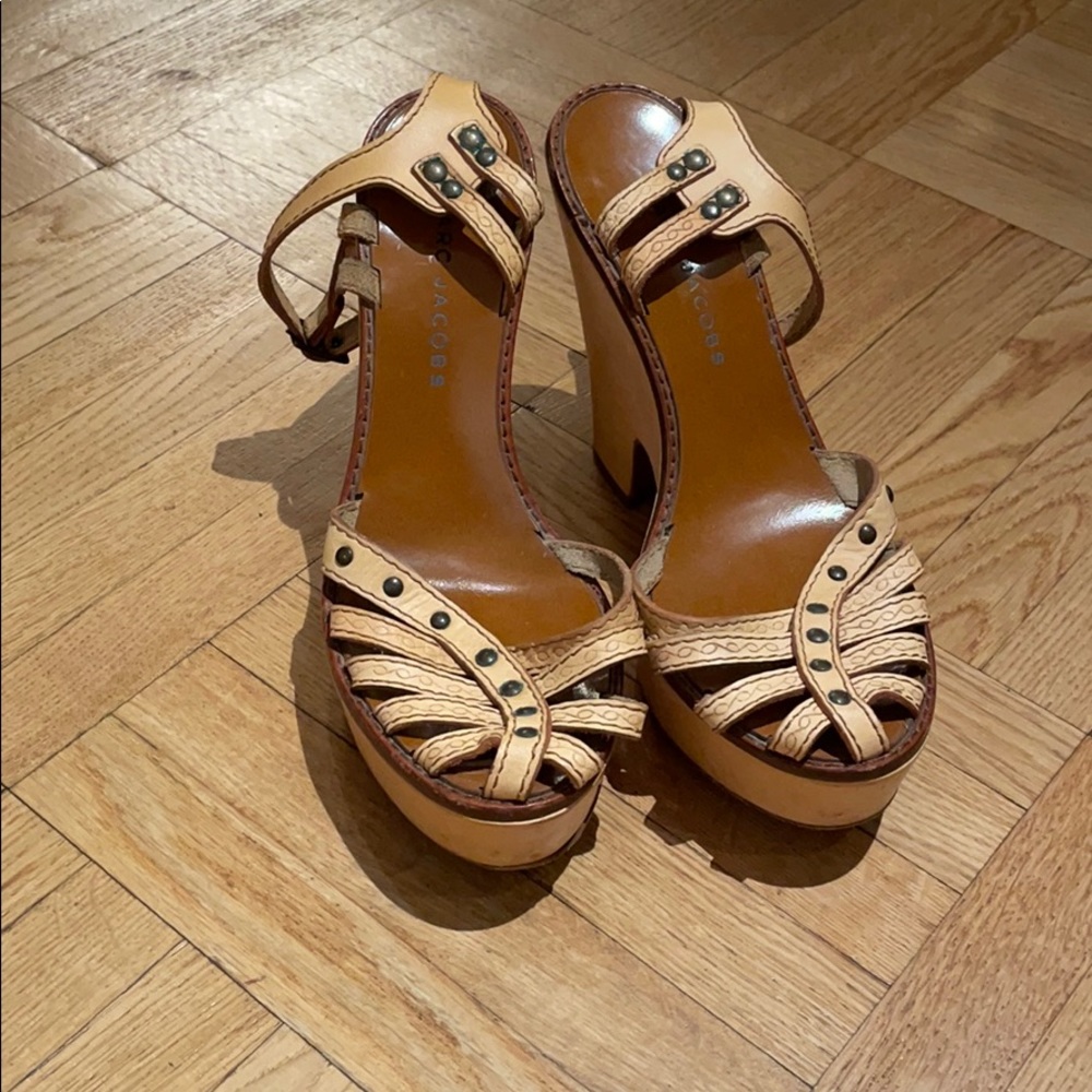 1 pair of “Marc Jacobs” shoes color: brown/tan